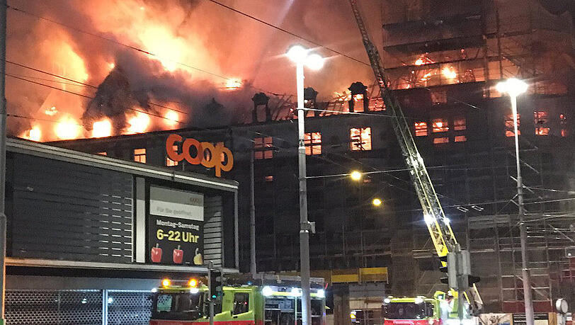Feuerwehrleute löschen einen Brand am Bahnhofsplatz in der Nähe des Hauptbahnhofs. Feuerwehrleute löschen einen Brand am Bahnhofsplatz in der Nähe des Hauptbahnhofs.