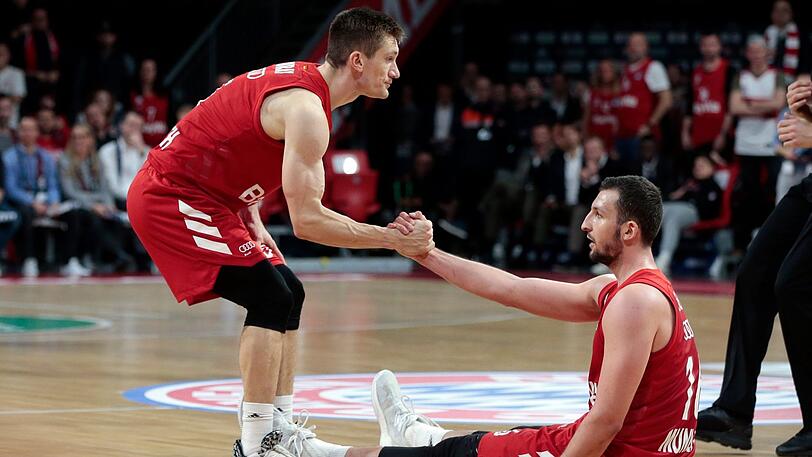 Aufstehen, weiter geht&rsquo;s! TJ Bray (l.) und Paul Zipser vom FC Bayern.
