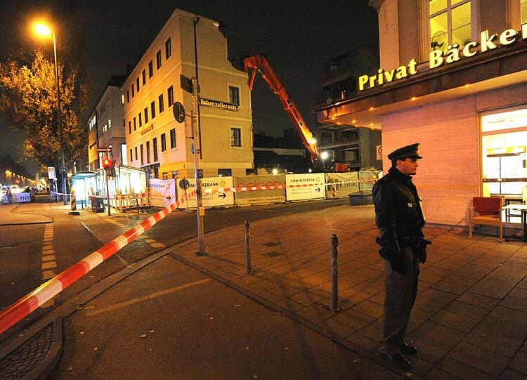 Im Dezember 2012 geht es an den Abriss des Gebäudes an der Leopoldstraße. Stundenlang wird die Leopoldstraße gesperrt, um niemanden zu gefährden.