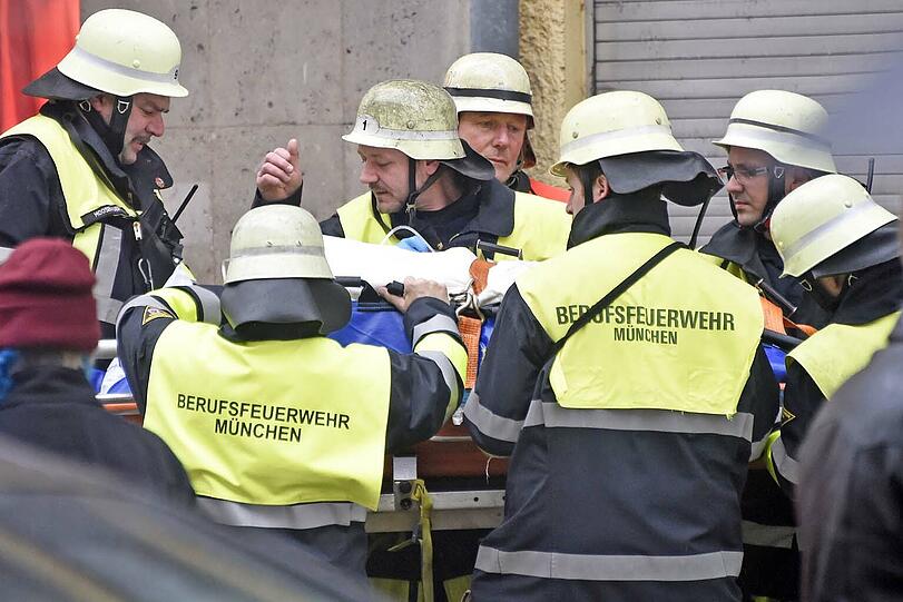 Einsatz in der Schillerstraße: Der Patient wurde mit einem Kran aus dem Fenster gehievt.
