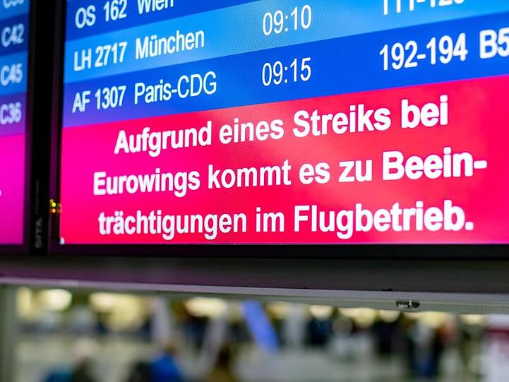 "Aufgrund eines Streiks bei Eurowings kommt es zu Beeinträchtigungen im Flugbetrieb" wird am Düsseldorfer Flughafen auf der Abflugtafel eingeblendet.