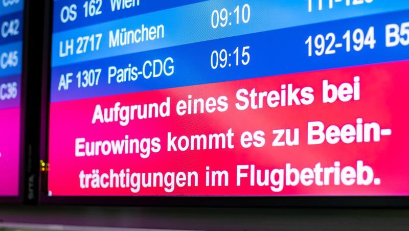 "Aufgrund eines Streiks bei Eurowings kommt es zu Beeinträchtigungen im Flugbetrieb" wird am Düsseldorfer Flughafen auf der Abflugtafel eingeblendet. "Aufgrund eines Streiks bei Eurowings kommt es zu Beeinträchtigungen im Flugbetrieb" wird am Düsseldorfer Flughafen auf der Abflugtafel eingeblendet.