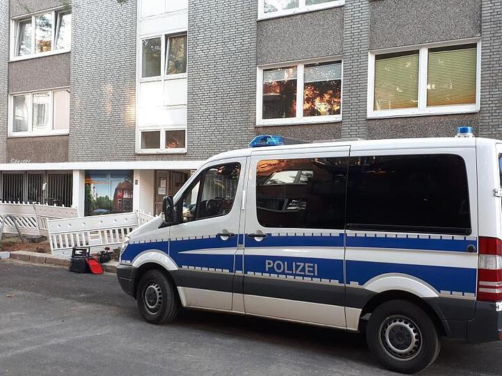 Ein Polizeifahrzeug vor einem Wohnhaus in Hamburg.