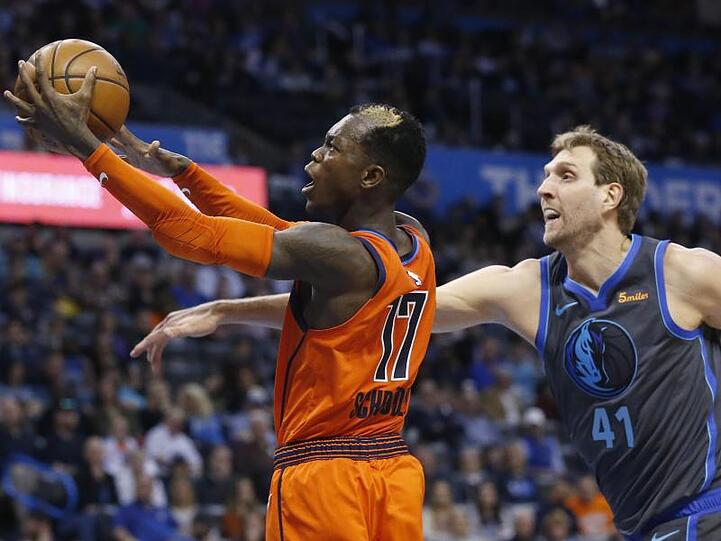 Oklahomas Dennis Schröder (l) im Duell mit Dirk Nowitzki von den Dallas Mavericks.