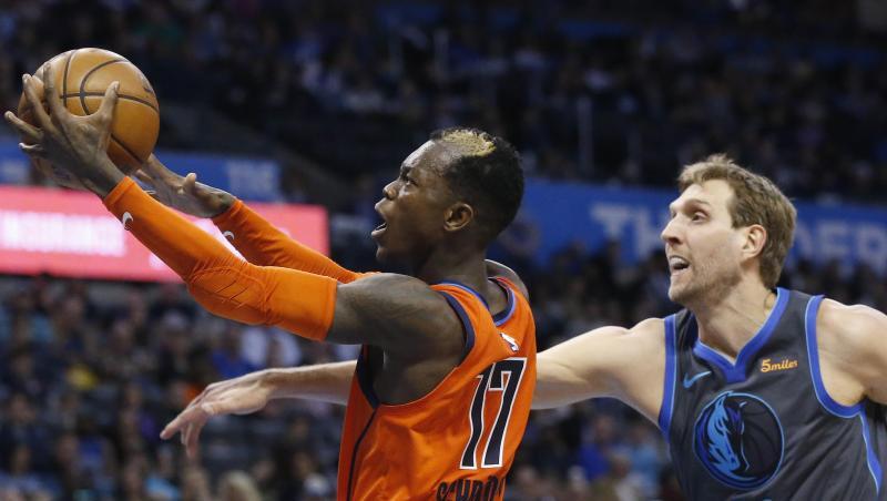Oklahomas Dennis Schröder (l) im Duell mit Dirk Nowitzki von den Dallas Mavericks. Oklahomas Dennis Schröder (l) im Duell mit Dirk Nowitzki von den Dallas Mavericks.