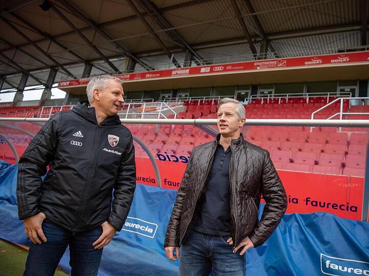 Harald Gärtner (l), Geschäftsführer Sport & Kommnunikation des FC Ingolstadt 04, und Jens Keller, Cheftrainer. Foto: Lino Mirgeler/Archiv