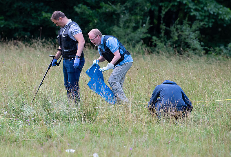 Polizisten untersuchen den Tatort.