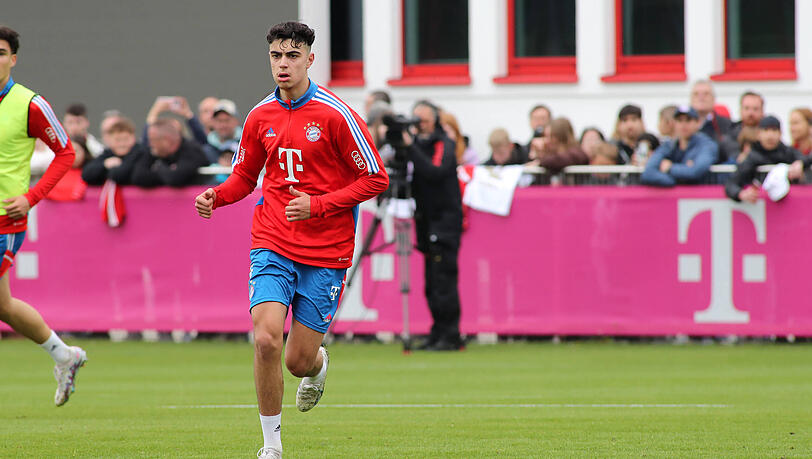 Ein neues Gesicht beim FC Bayern Training: Aleksandar Pavlovic