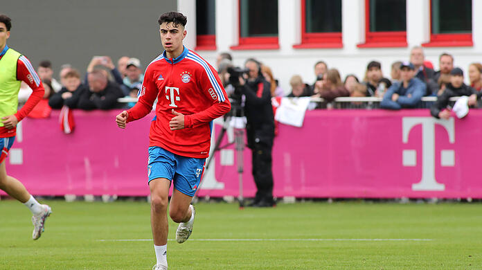 Ein neues Gesicht beim FC Bayern Training: Aleksandar Pavlovic