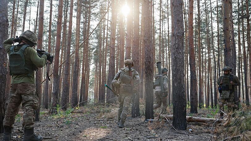 Ukrainische Soldaten an der Frontlinie in der Nähe von Kreminna.