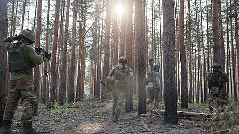 Ukrainische Soldaten an der Frontlinie in der Nähe von Kreminna.