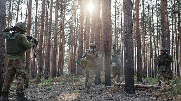 Ukrainische Soldaten an der Frontlinie in der Nähe von Kreminna.