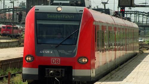 13 S-Bahnen hatten wegen einer verwirrten Frau auf den Gleisen Verspätung. 13 S-Bahnen hatten wegen einer verwirrten Frau auf den Gleisen Verspätung.