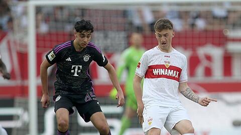 Zwei Mittelfeld-Youngster, die wie vergangene Saison auch bei diesem Südgipfel im Fokus stehen werden: Aleksander Pavlovic (l.) vom FC Bayern und Stuttgarts Angelo Stiller.