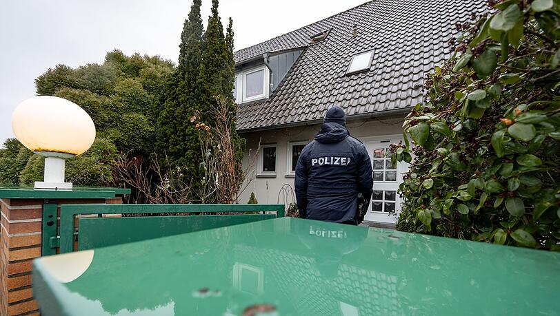 Laut Polizei bedrohte der 25-J&auml;hrige die Einsatzkr&auml;fte mit einer Schusswaffe und einem Messer.