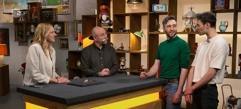 Die Brüder Timo (rechts) und Julian hatten das kuriose Stück im Nachlass ihrer Großmutter gefunden. Die Brüder Timo (rechts) und Julian hatten das kuriose Stück im Nachlass ihrer Großmutter gefunden.