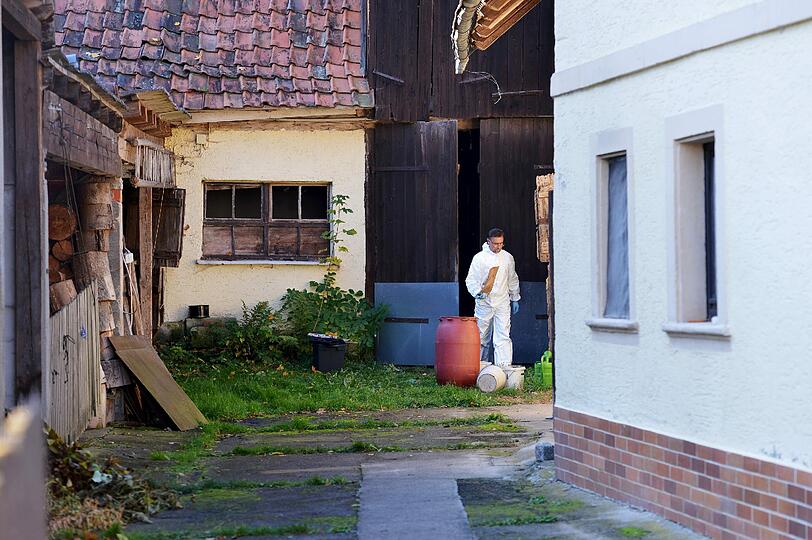 Nach einem Streit um die Miete hat ein 87-Jähriger im oberfränkischen Kronach auf seine 54 Jahre alte Mieterin geschossen und sie verletzt. Danach wurde er tot in einer Scheune gefunden.