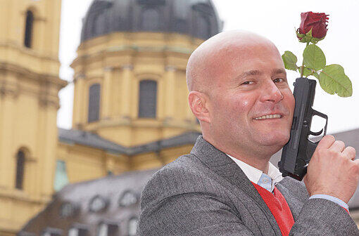 Jurist und SPD-Stadtrat Kandidat Christian Vorländer: &bdquo;Ich glaube schon ein bisschen an die Astrologie, und ich muss zugeben, dass die Eigenschaften, die meinem Sternzeichen zugeschrieben werden, auch bei mir zutreffen. Ich bin Schütze und von daher sehr extrovertiert und kommunikativ. Was das Erobern von Herzen anbelangt, bin ich durchaus sehr schützetypisch und lebenserfahren. Und ich will durch meine Politik die Herzen der Wähler gewinnen. Seit meinem zwölften Lebensjahr bin ich an politischen Themen interessiert.&ldquo;