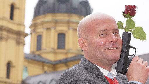 Jurist und SPD-Stadtrat Kandidat Christian Vorländer: „Ich glaube schon ein bisschen an die Astrologie, und ich muss zugeben, dass die Eigenschaften, die meinem Sternzeichen zugeschrieben werden, auch bei mir zutreffen. Ich bin Schütze und von daher sehr extrovertiert und kommunikativ. Was das Erobern von Herzen anbelangt, bin ich durchaus sehr schützetypisch und lebenserfahren. Und ich will durch meine Politik die Herzen der Wähler gewinnen. Seit meinem zwölften Lebensjahr bin ich an politischen Themen interessiert.“ Jurist und SPD-Stadtrat Kandidat Christian Vorländer: „Ich glaube schon ein bisschen an die Astrologie, und ich muss zugeben, dass die Eigenschaften, die meinem Sternzeichen zugeschrieben werden, auch bei mir zutreffen. Ich bin Schütze und von daher sehr extrovertiert und kommunikativ. Was das Erobern von Herzen anbelangt, bin ich durchaus sehr schützetypisch und lebenserfahren. Und ich will durch meine Politik die Herzen der Wähler gewinnen. Seit meinem zwölften Lebensjahr bin ich an politischen Themen interessiert.“