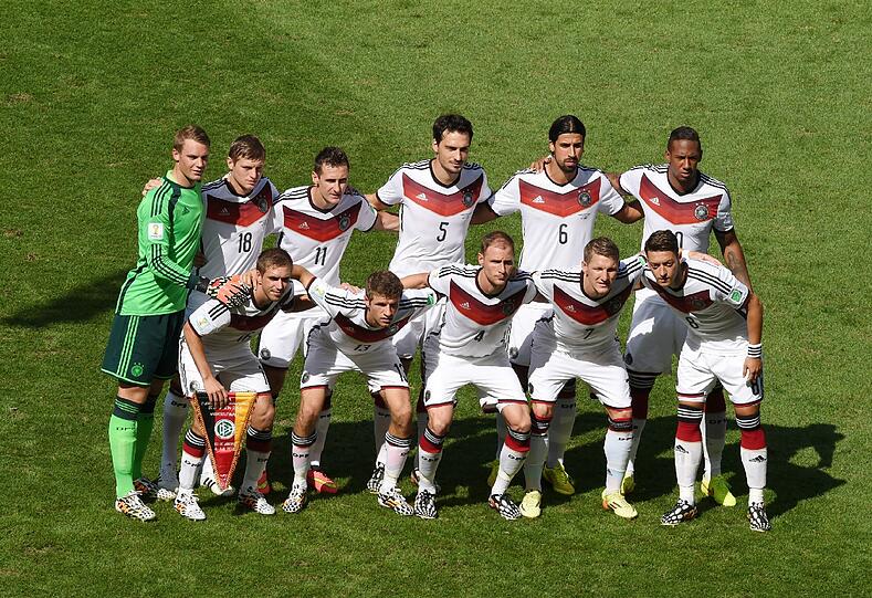 Sie sollen es richten: Toni Kroos, Miroslav Klose, Mats Hummels, Sami Khedira, Jerome Boateng, Philipp Lahm, Thomas Mueller, Benedikt Hoewedes, Bastian Schweinsteiger und Mesut Oezil (Bild-Aufnahme vor dem Frankreich-Spiel)
