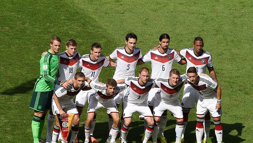 Sie sollen es richten: Toni Kroos, Miroslav Klose, Mats Hummels, Sami Khedira, Jerome Boateng, Philipp Lahm, Thomas Mueller, Benedikt Hoewedes, Bastian Schweinsteiger und Mesut Oezil (Bild-Aufnahme vor dem Frankreich-Spiel) Sie sollen es richten: Toni Kroos, Miroslav Klose, Mats Hummels, Sami Khedira, Jerome Boateng, Philipp Lahm, Thomas Mueller, Benedikt Hoewedes, Bastian Schweinsteiger und Mesut Oezil (Bild-Aufnahme vor dem Frankreich-Spiel)
