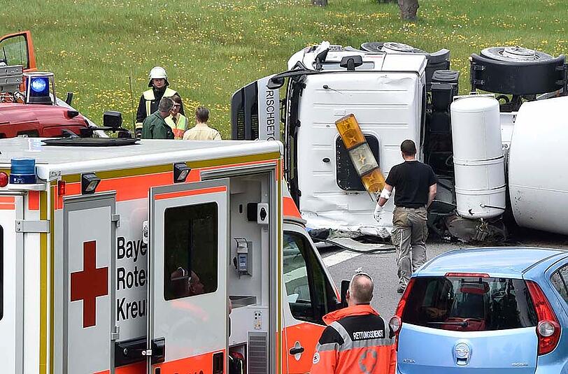Etwa eine Stunde später - gleiche Autobahn, anderer Unfall: Ein Betonmischer war zu schnell unterwegs, kam von der Straße ab und kippte auf die Gegenfahrbahn.