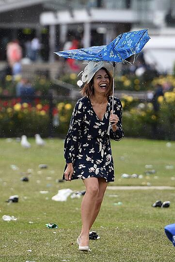 Da wurde das Galopprennen zur Nebensache: Die wilde Saufparty der Pferdefans beim Melbourne Cup in Australien.