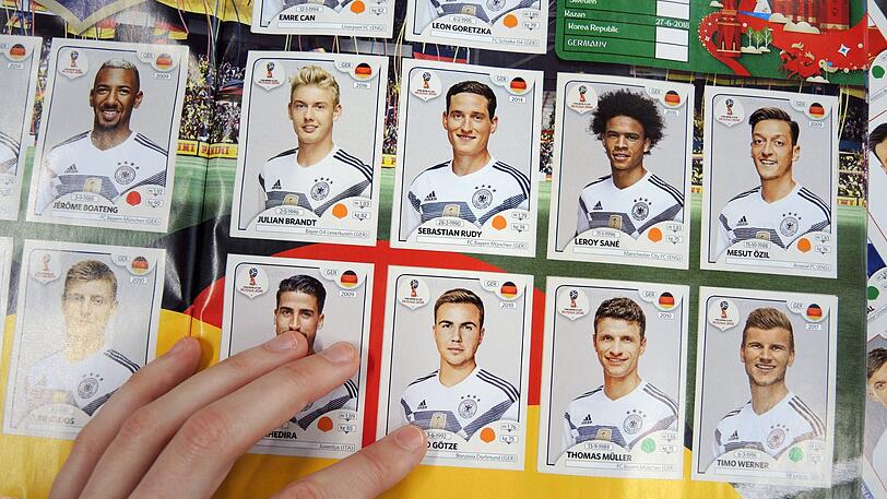 Blick auf die Seite der deutschen Nationalmannschaft im Panini-Stickeralbum zur Fußball-Weltmeisterschaft.