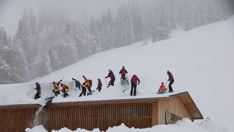 Einsatzkräfte schaufeln das verschüttete Hotel Hubertus in Balderschwang frei. Einsatzkräfte schaufeln das verschüttete Hotel Hubertus in Balderschwang frei.