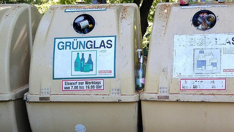 Die Container sind voll. Davor türmt sich der Abfall. Die Container sind voll. Davor türmt sich der Abfall.