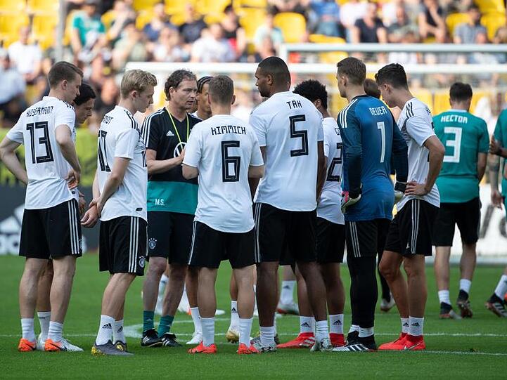 Assistenztrainer Marcus Sorg gibt während des öffentlichen Trainings der Nationalmannschaft Anweisungen.