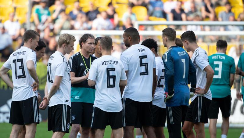 Assistenztrainer Marcus Sorg gibt während des öffentlichen Trainings der Nationalmannschaft Anweisungen. Assistenztrainer Marcus Sorg gibt während des öffentlichen Trainings der Nationalmannschaft Anweisungen.