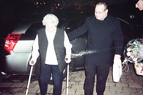 Sie stürzte im Pflegeheim, ist aber ganz sicher nicht auf den Kopf gefallen: Olga Winkler (81) aus Erlangen mit ihrem Sohn Robert.