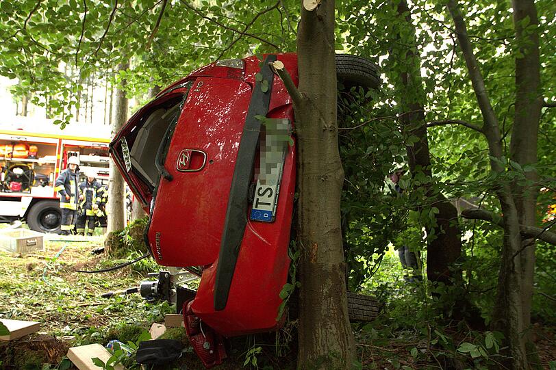 Die Bilder von der Unfallstelle: Die Feuerwehr musste die schwer verletzte Mutter mit hydraulischem Gerät aus dem Wrack befreien.