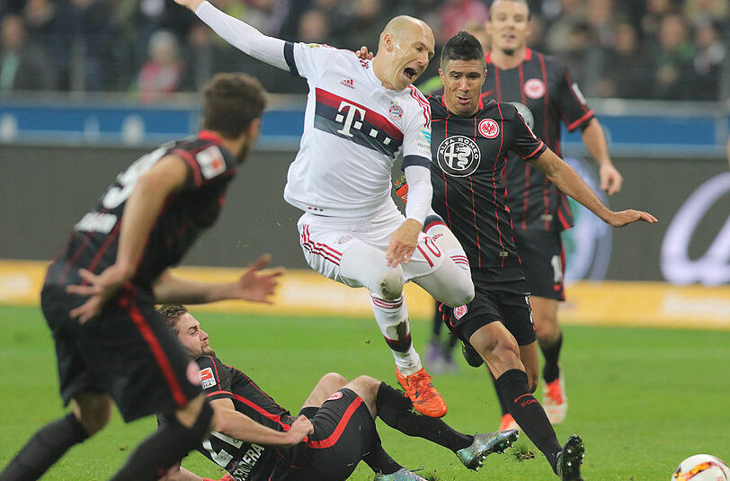 Verheddert: Gegen die starke Frankfurter Abwehr spielten sich Arjen Robben und die Bayern nur wenige Chancen heraus.