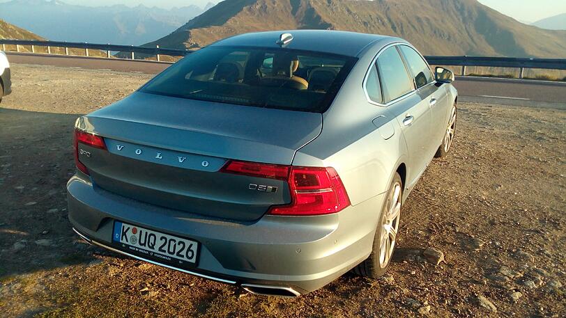 Cooler Abgang: Auch am Heck strahlt der Volvo S90 kühle schwedische Eleganz aus, der Kofferraum fasst 500 Liter.