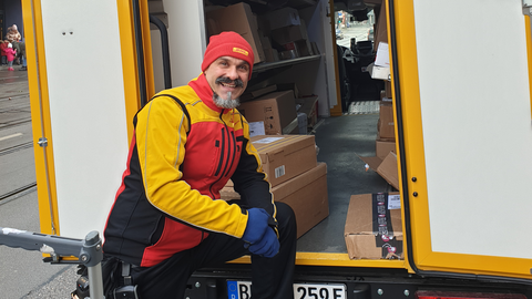 Bestellt selbst (fast) nie im Internet: Paketbote Felice Iannone an seinem Laster.