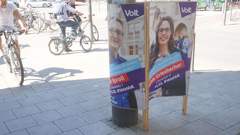 Wie hier in Schwabing von Volt stehen noch viele Plakate in der Stadt.