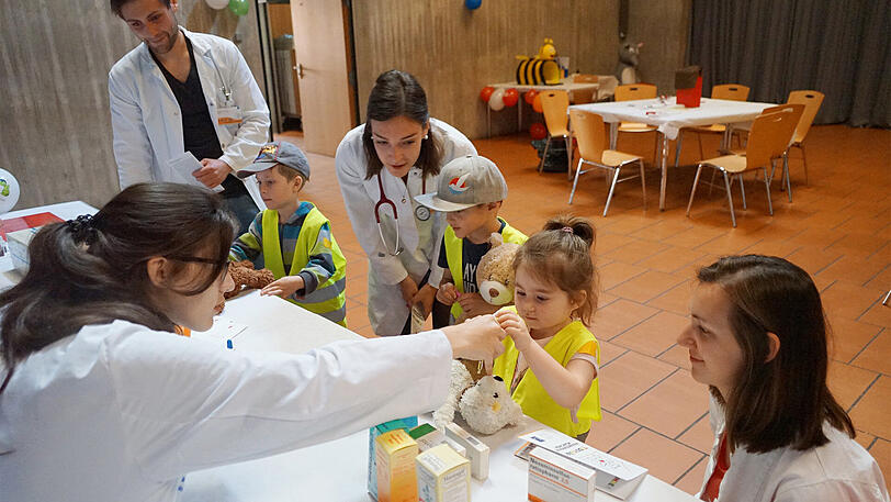 Maria (5) hat ihren weißen Kuschelbär in die Klinik mitgebracht.