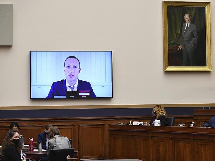 Auf dem Bildschirm zugeschaltet: Facebook-Chef Mark Zuckerberg wehrt sich gegen die Vorwürfe.