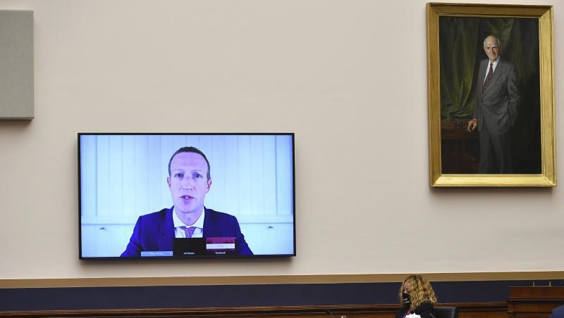 Auf dem Bildschirm zugeschaltet: Facebook-Chef Mark Zuckerberg wehrt sich gegen die Vorwürfe. Auf dem Bildschirm zugeschaltet: Facebook-Chef Mark Zuckerberg wehrt sich gegen die Vorwürfe.