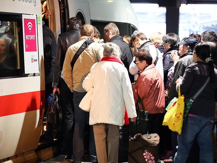 Dicht gedrängt steigen Reisende am Hamburger Hauptbahnhof in einen überfüllten Zug.