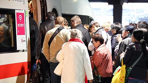 Dicht gedrängt steigen Reisende am Hamburger Hauptbahnhof in einen überfüllten Zug.