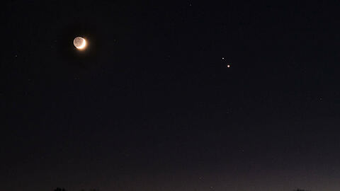 Ein Bild von vergangenem Donnerstag aus Frankreich: Links ist der Mond zu sehen, rechts deutlicher kleiner Jupiter und Saturn.