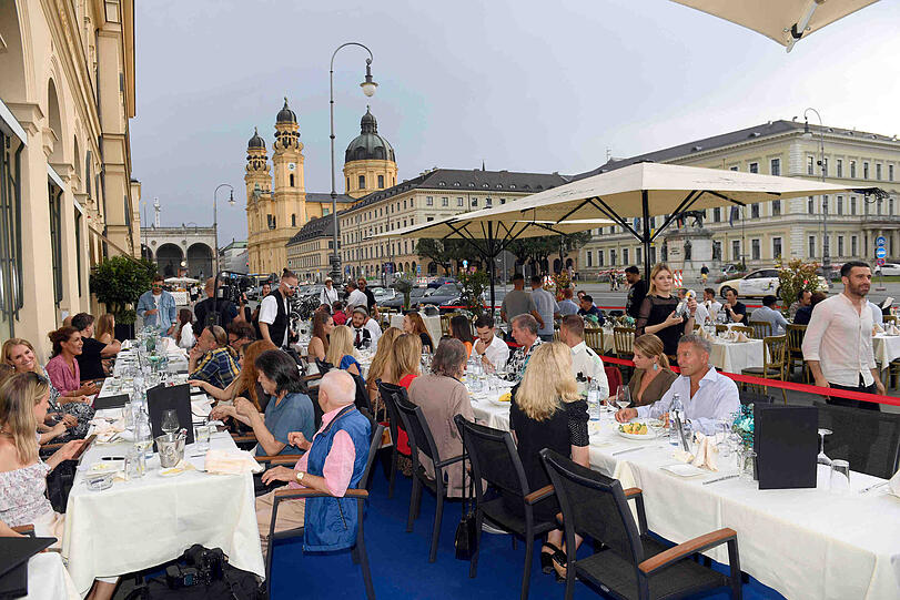 Die Promi-Gäste genossen die Eröffnung des neuen Pop-up-Restaurants am Münchner Odeonsplatz.