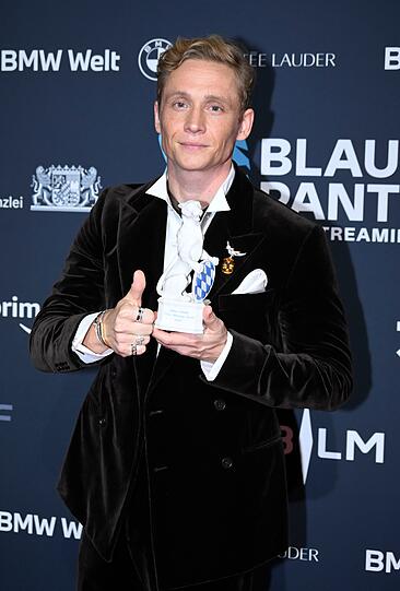 Matthias Schweighöfer zeigt, wie Mann auch den Glamour-Faktor auf einer Preisverleihung erhöhen kann.