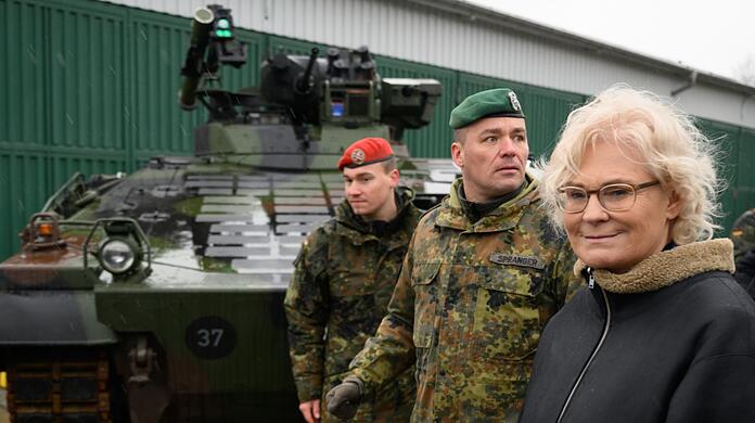 Verteidigungsministerin Christine Lambrecht und Oberstleutnant Thomas Spranger (M) vor einem Schützenpanzer Marder in der Erzgebirgskaserne in Marienberg.