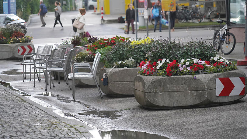 Die Stühle in der Schmied-Kochel-Straße bleiben nicht nur bei Regenwetter leer. Eine Anwohnerin erinnern die Pflanzentröge an Terrorabwehr. Die Stühle in der Schmied-Kochel-Straße bleiben nicht nur bei Regenwetter leer. Eine Anwohnerin erinnern die Pflanzentröge an Terrorabwehr.