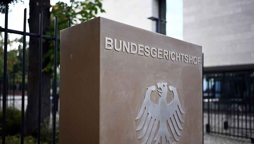 Ein Hinweisschild mit Bundesadler und der Aufschrift Bundesgerichtshof, aufgenommen vor dem Bundesgerichtshof (BGH).