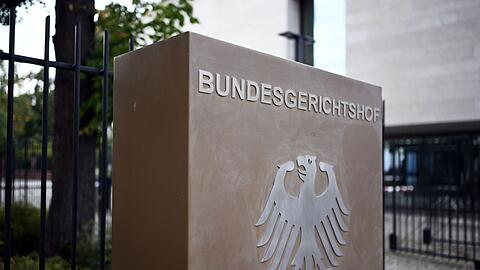Ein Hinweisschild mit Bundesadler und der Aufschrift Bundesgerichtshof, aufgenommen vor dem Bundesgerichtshof (BGH).